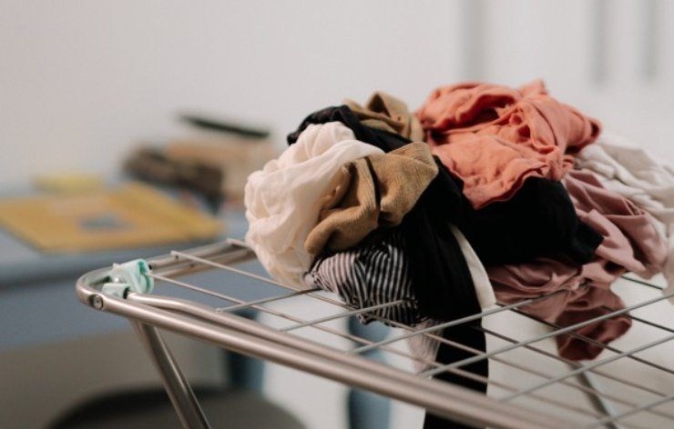 Macchie sui vestiti dopo il bucato ingrediente a casa 