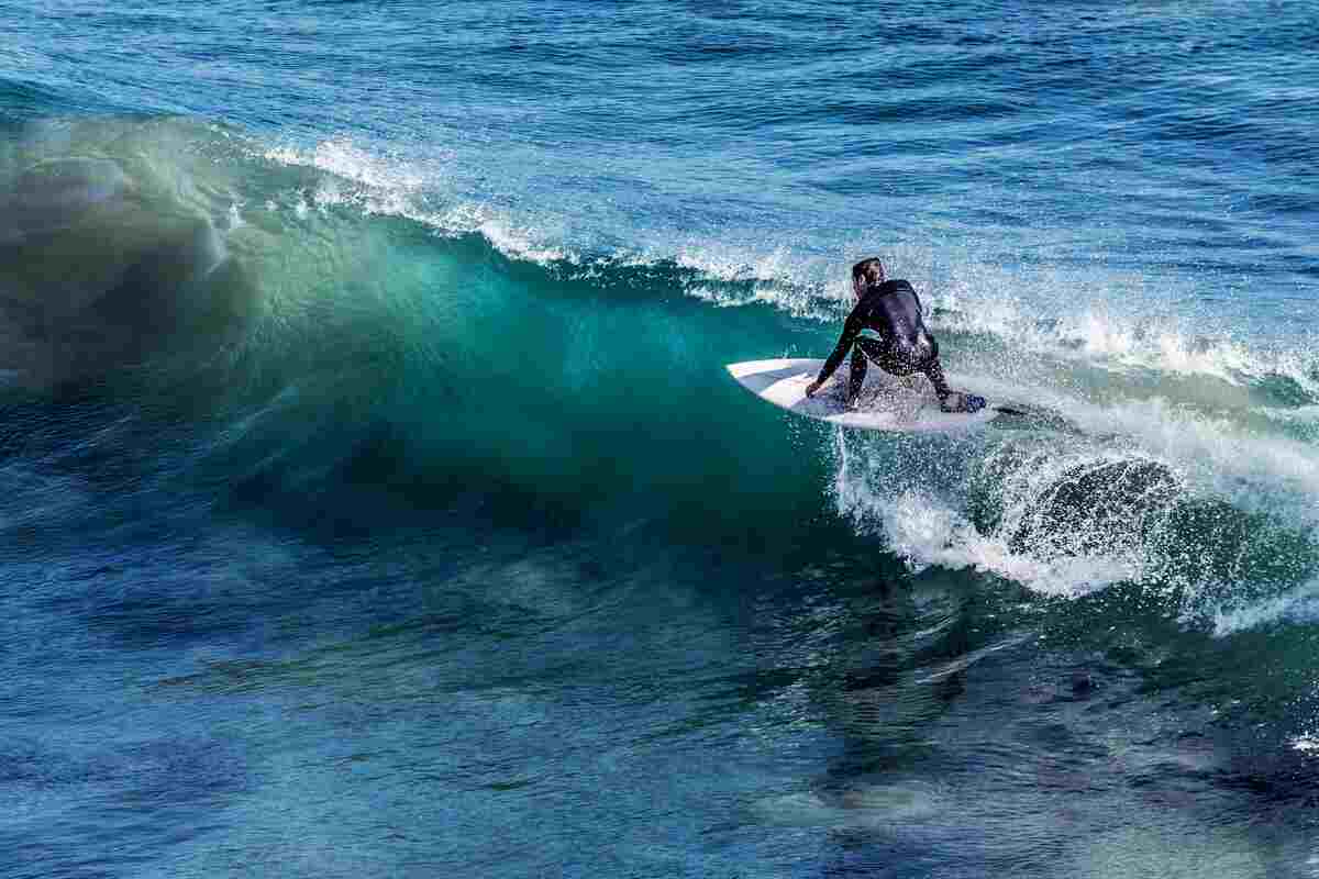 surfista cavalca un'onda
