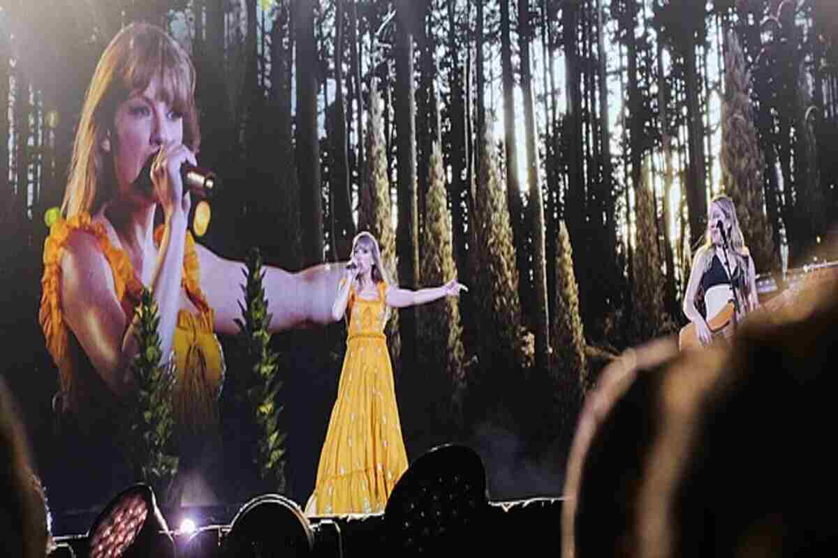 Taylor Swift canta sul palco dell' Eras Tour