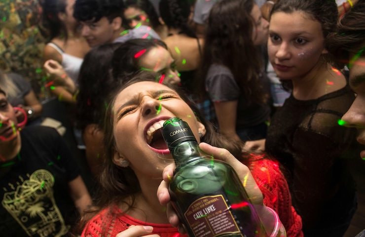 Binge drinking, l'abbuffata alcolica abitudine diffusa tra i giovani