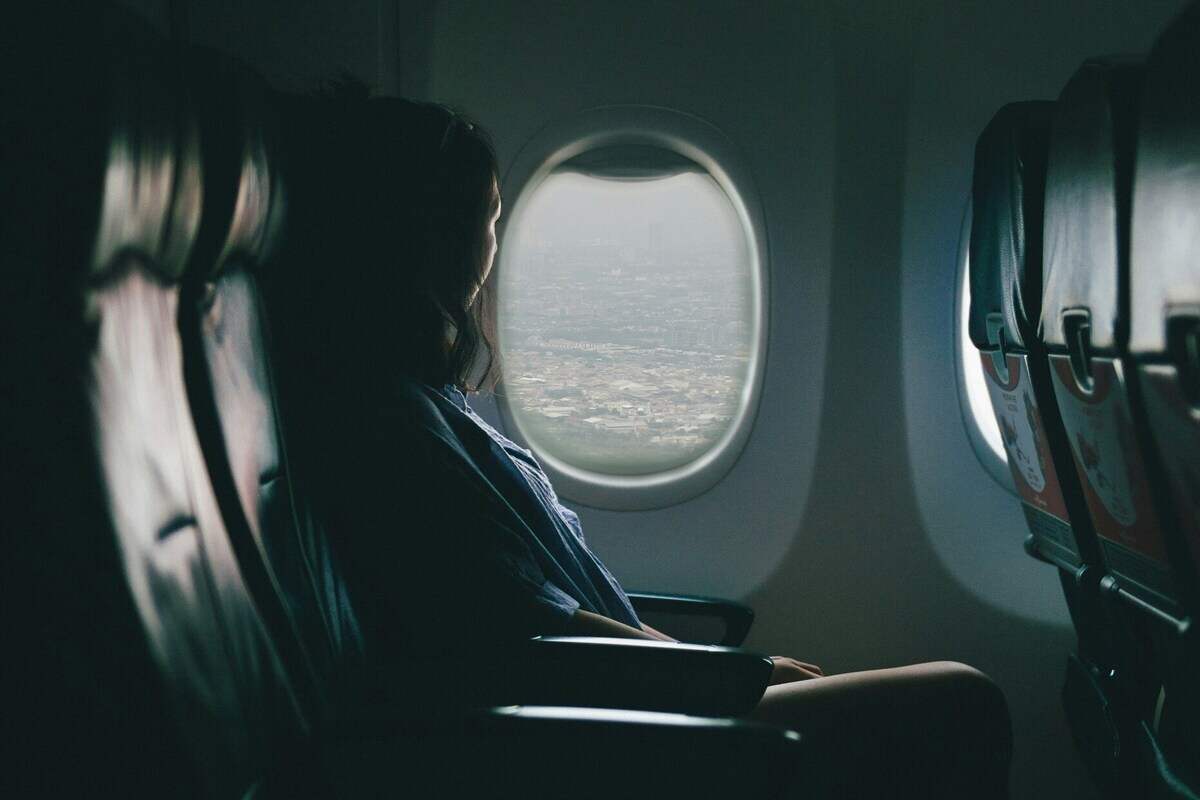 ragazza in aereo da sola