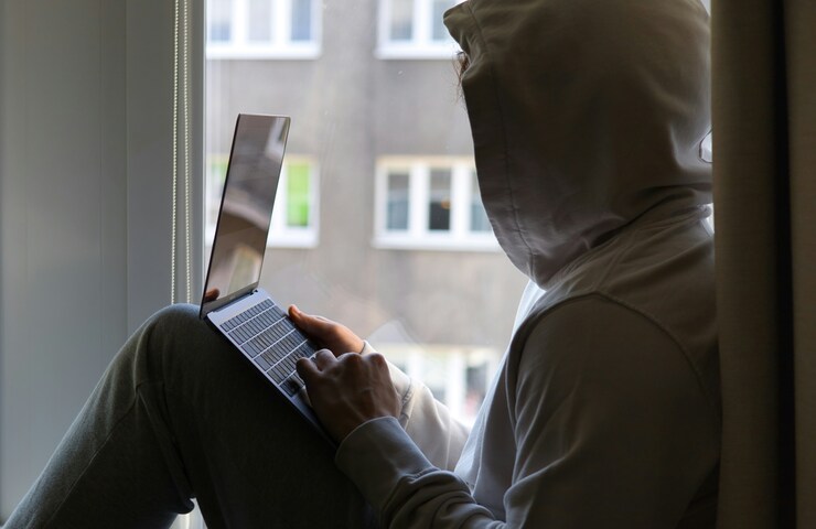 ragazzo con cappuccio davanti al pc