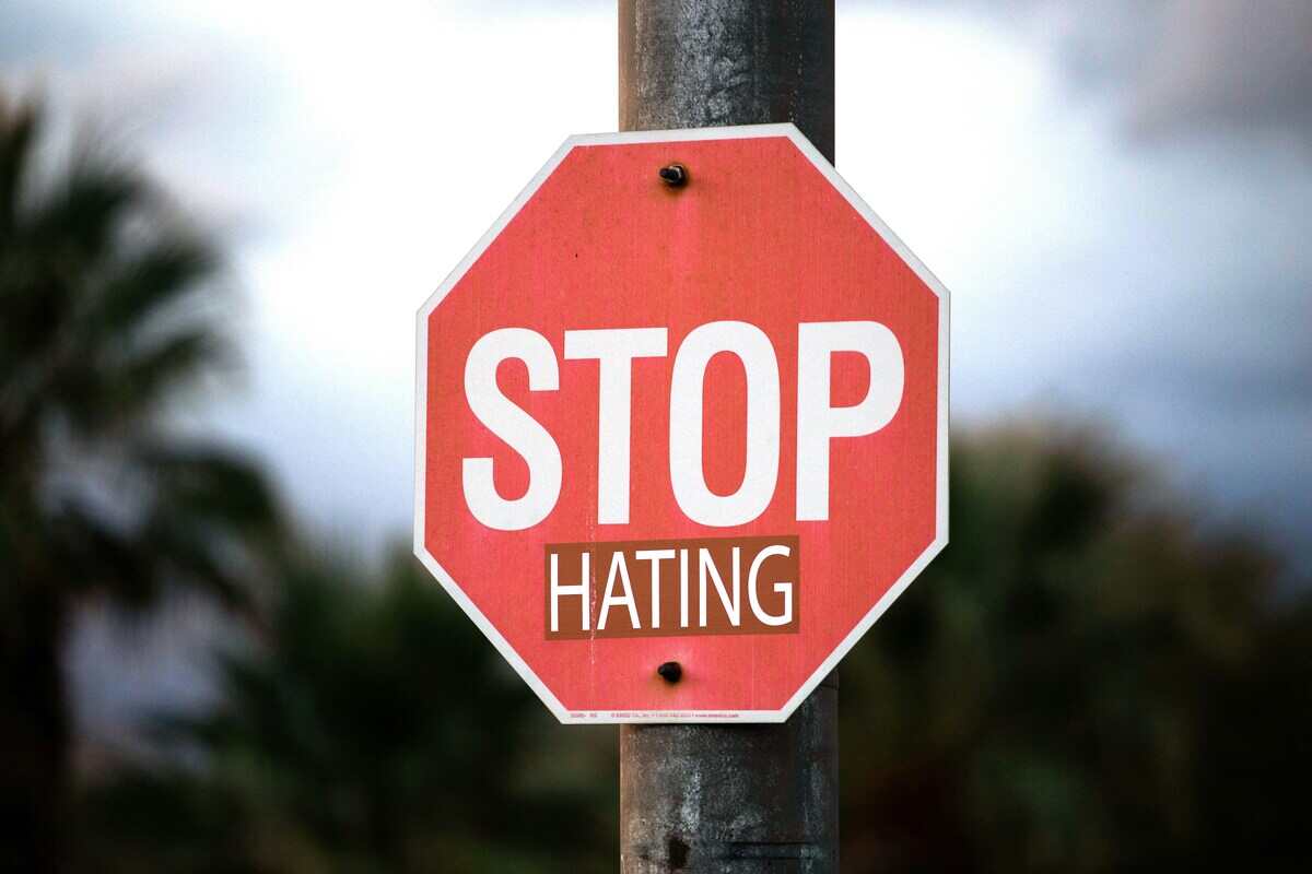 cartello stop hating