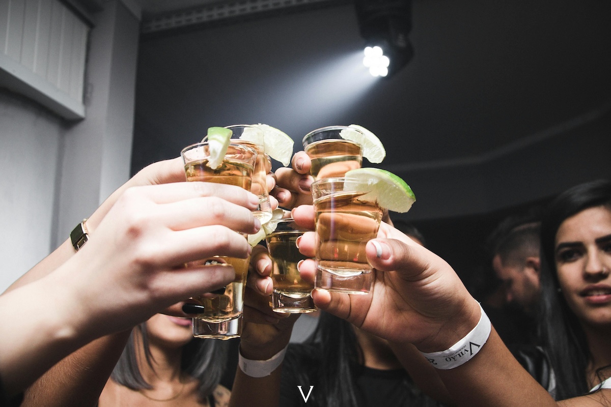 Binge drinking, l'abbuffata alcolica abitudine diffusa tra i giovani