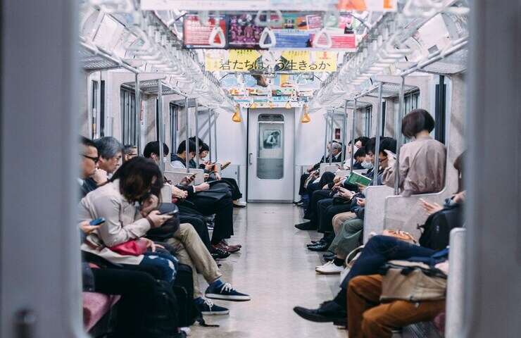 persone in metro in Giappone