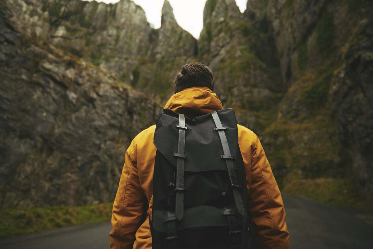 Un uomo con uno zaino da trekking sulle spalle