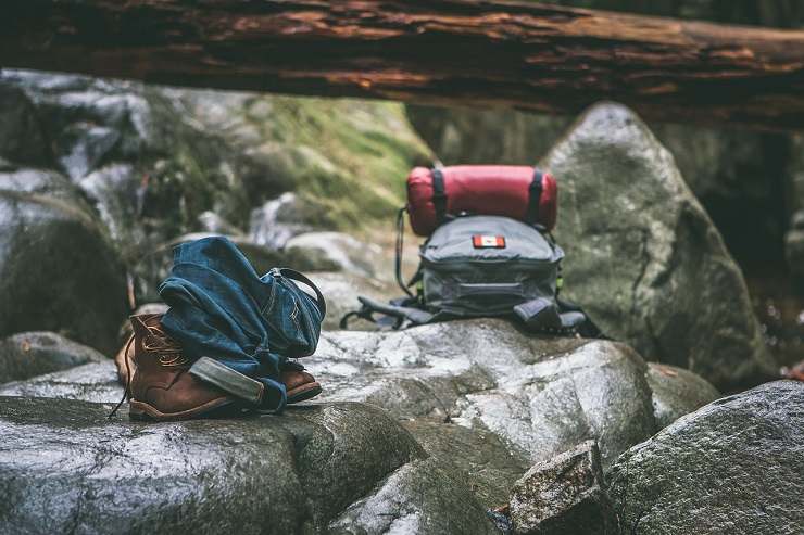 Uno zaino da trekking appoggiato su delle rocce