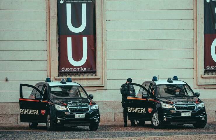 auto carabinieri parcheggiate in Duomo a Milano